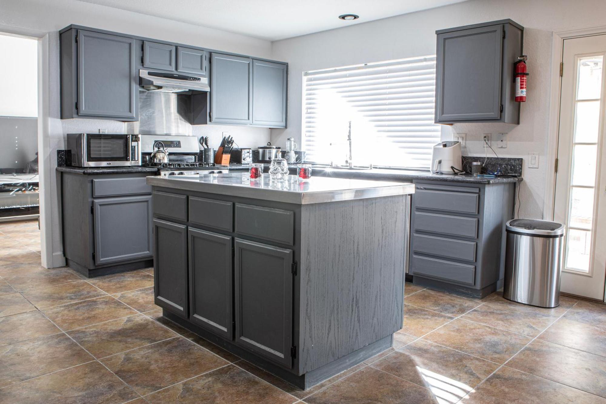 Comfy Expansive Home - Near The Strip - Heated Pool Las Vegas Eksteriør billede